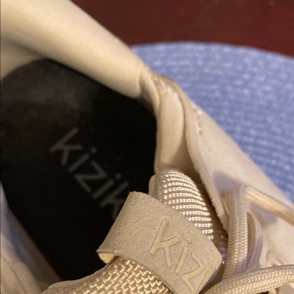 Kizik SlipOn Women's Cream Sneakers. Like new. - Picture 3 of 11